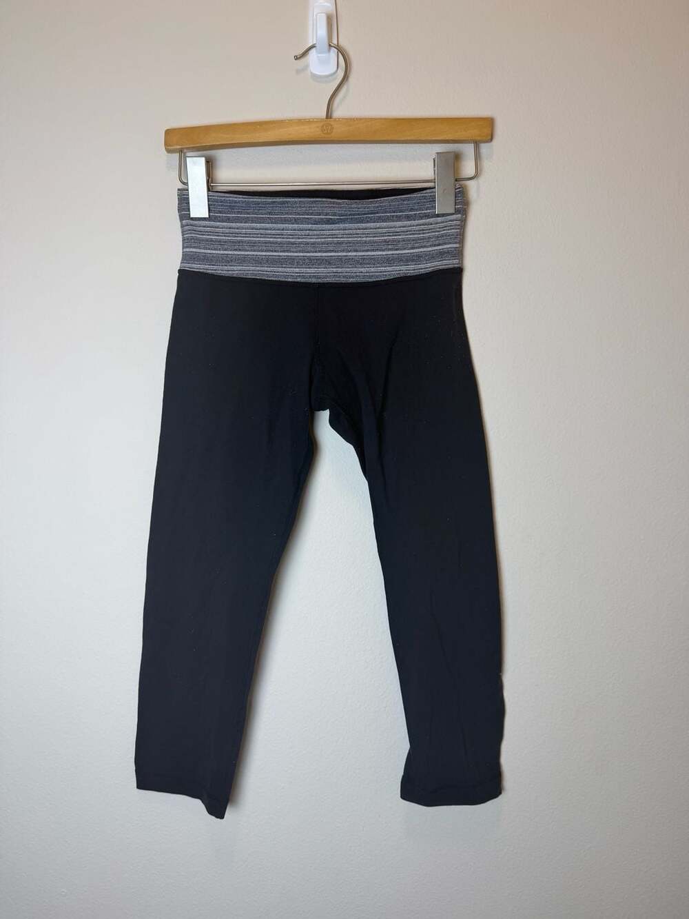 Lululemon Wunder Under Crop Size 4 Black Grey Striped Waistband